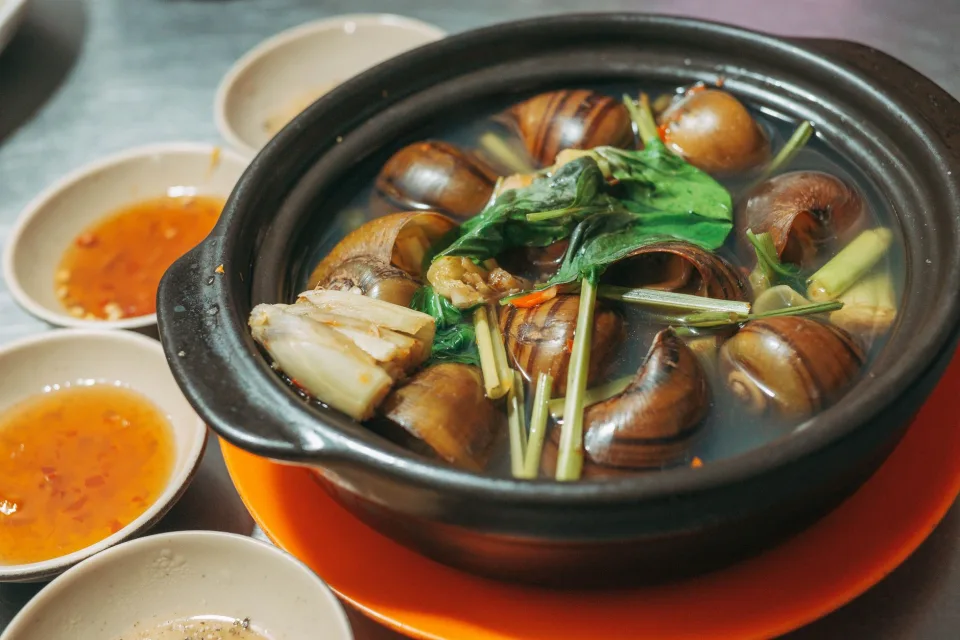 Khu bếp và quầy pha chế